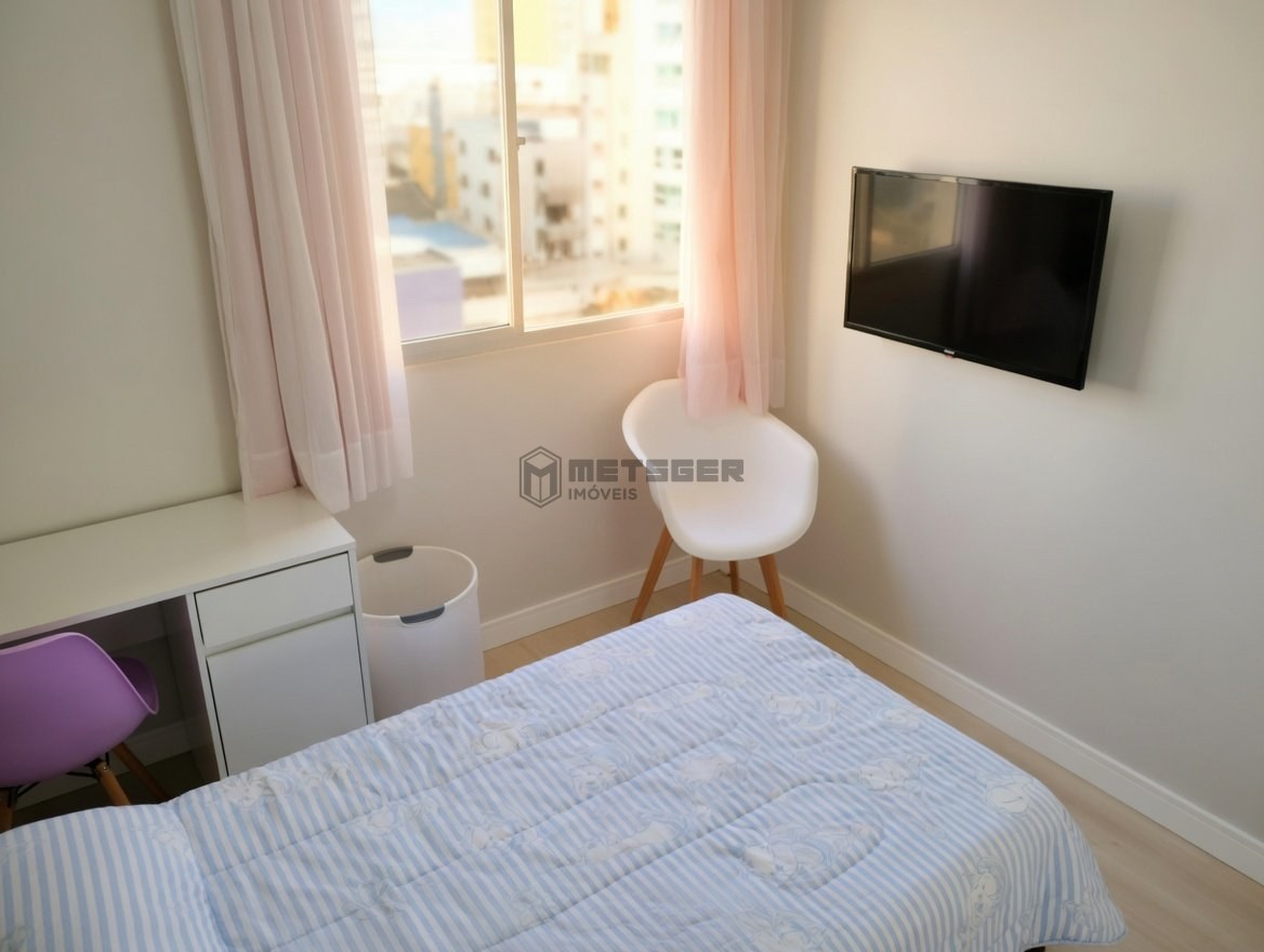 APARTAMENTO REFORMADO, MOBILIADO E A 200 M DA PRAIA CENTRAL DE BALNEÁRIO CAMBORIÚ