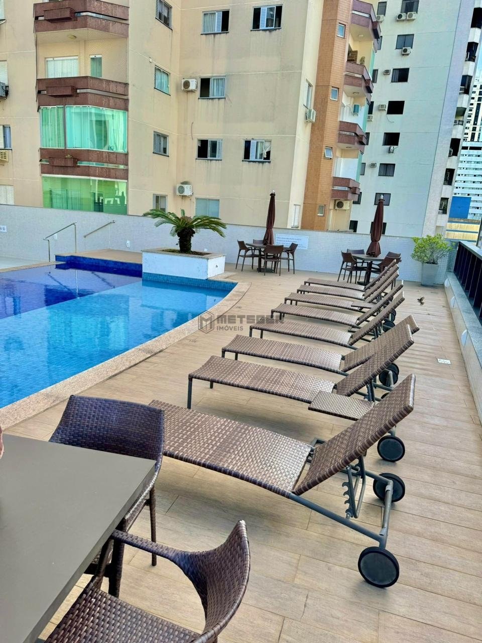 Apartamento Edif Maison Antonieta 2 suítes, 2 vagas no coração de Balneário Camboriú