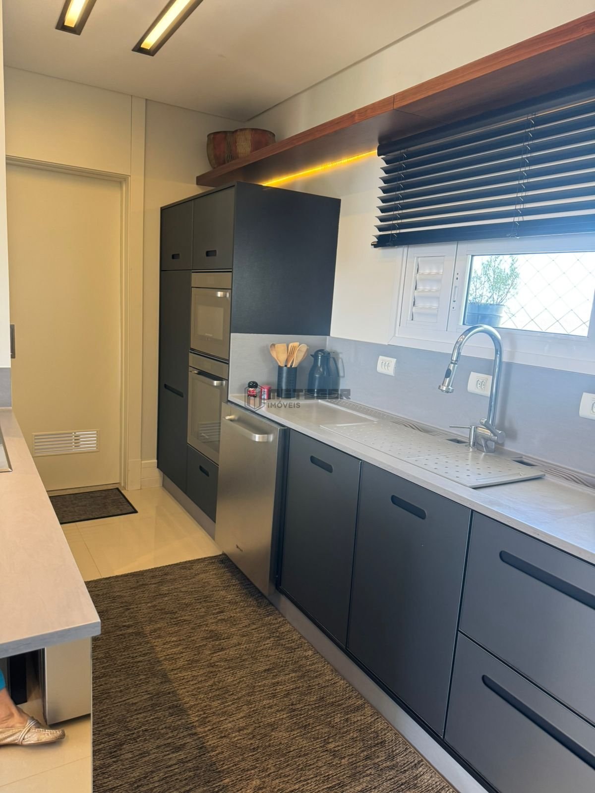 Apartamento Edif Ville Del Acqua em Balneário Camboriú com 3 suítes, 1 lavabo, 3 vagas e com vista para o mar.