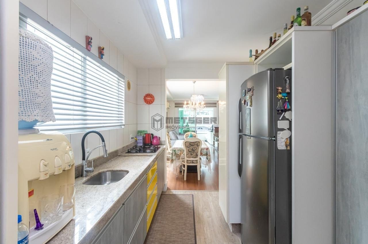 Apartamento Edif Ilma , Balneário Camboriú 2 suítes , 1 lavabo, 2 vagas de garagem, uma e uma excelente área externa.