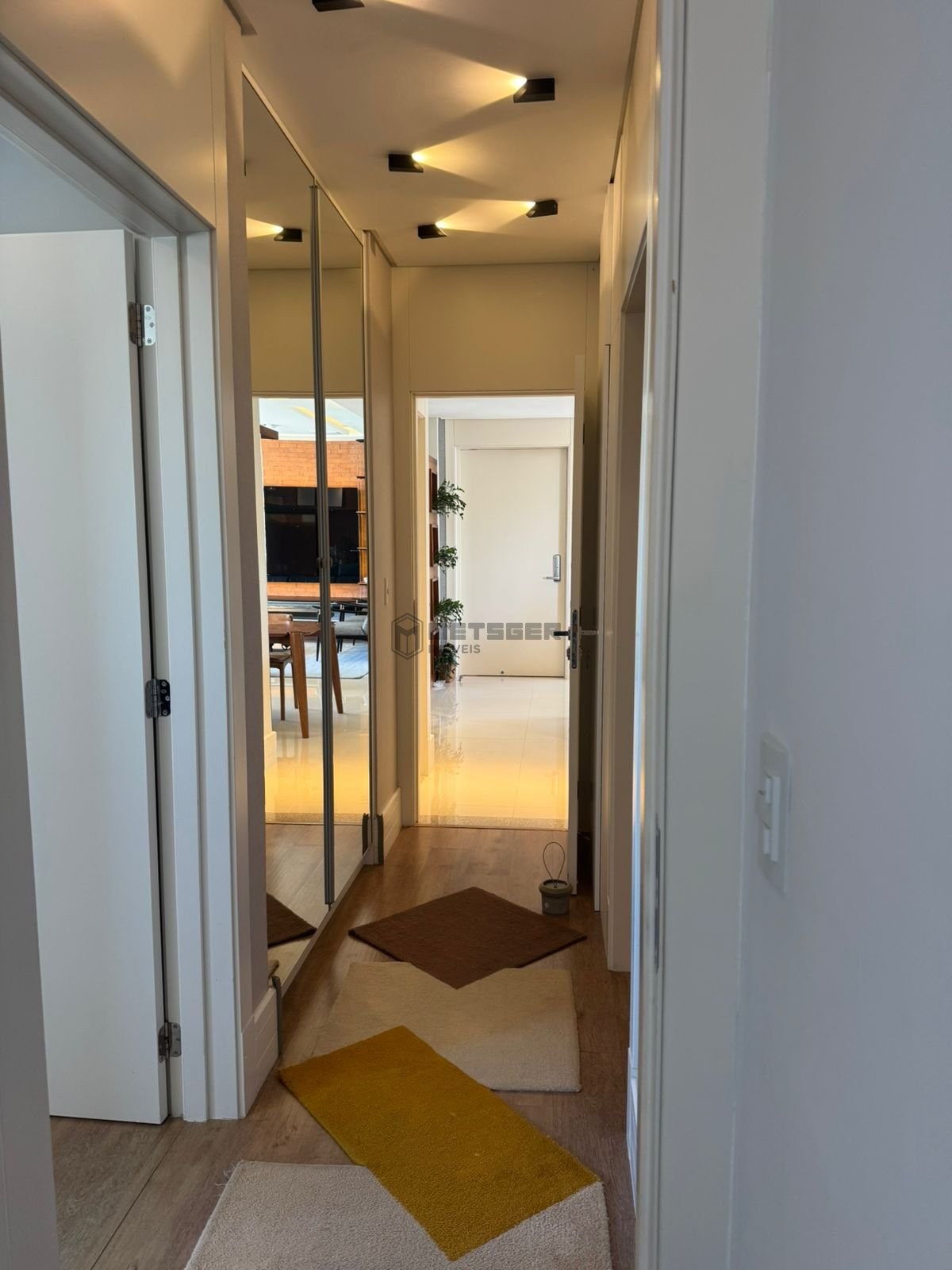 Apartamento Edif Ville Del Acqua em Balneário Camboriú com 3 suítes, 1 lavabo, 3 vagas e com vista para o mar.