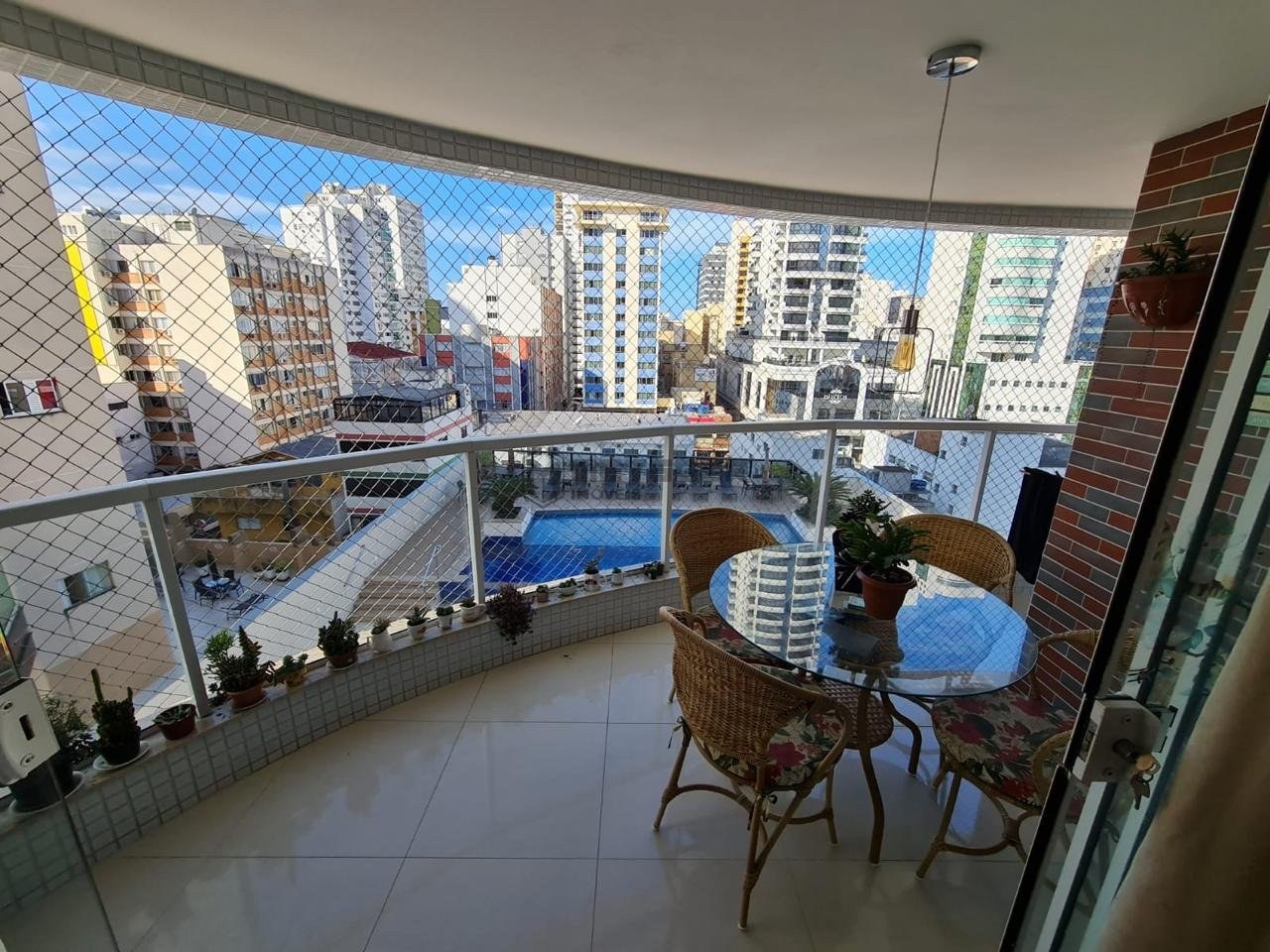 Apartamento Balneário Camboriú 3 suítes, 1 lavabo, 2 vagas de garagem no coração de Balneário Camboriú, ao lado do camelódromo.