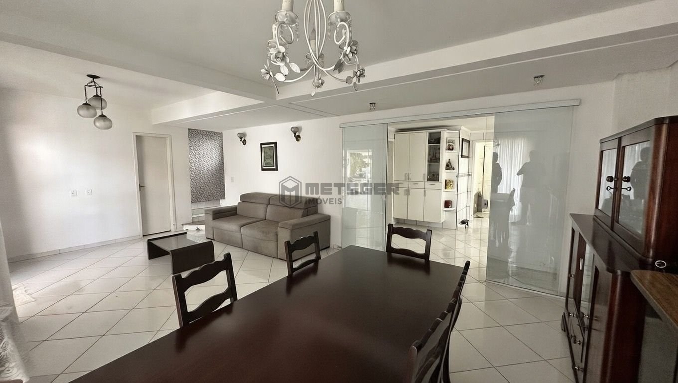 Casa com piscina e 4 suítes no centro de Balneário Camboriú