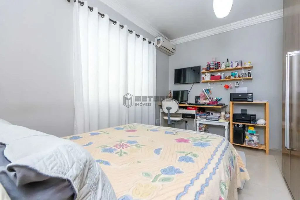 CASA AMPLA COM TERRENO ESPAÇOSO EM AREIAS – CONFORTO E ÓTIMA LOCALIZAÇÃO!