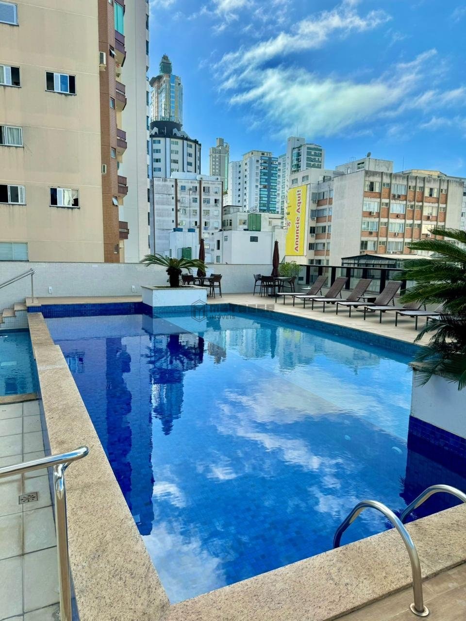 Apartamento Edif Maison Antonieta 2 suítes, 2 vagas no coração de Balneário Camboriú