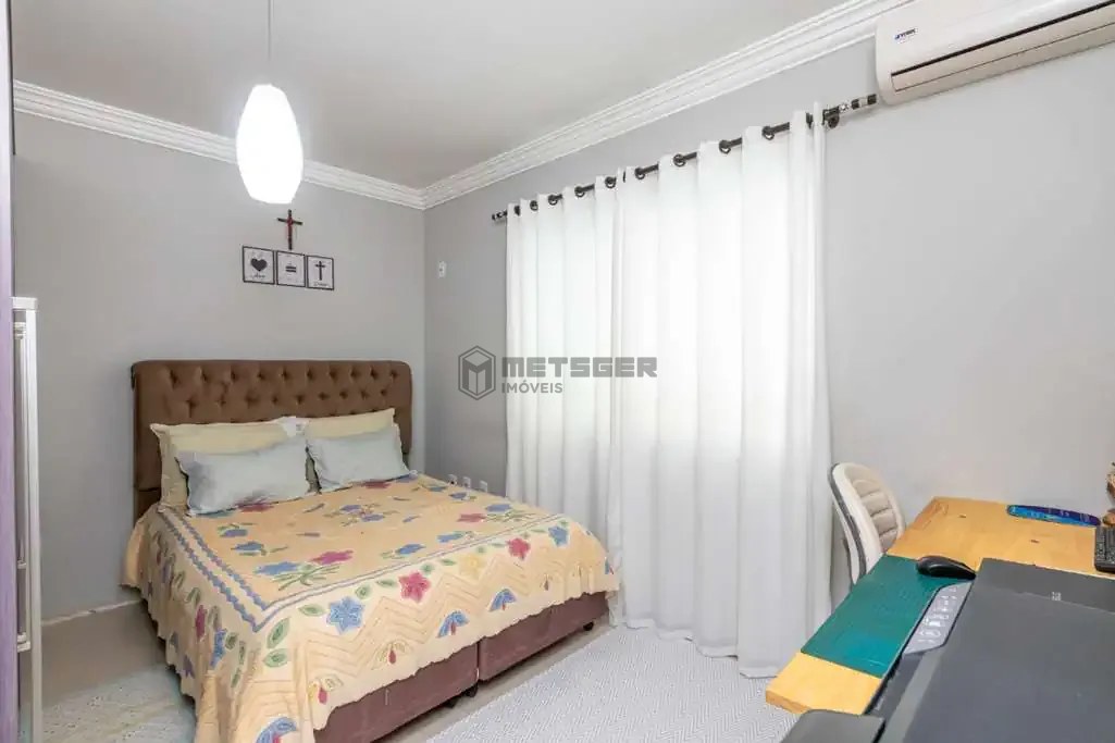 CASA AMPLA COM TERRENO ESPAÇOSO EM AREIAS – CONFORTO E ÓTIMA LOCALIZAÇÃO!