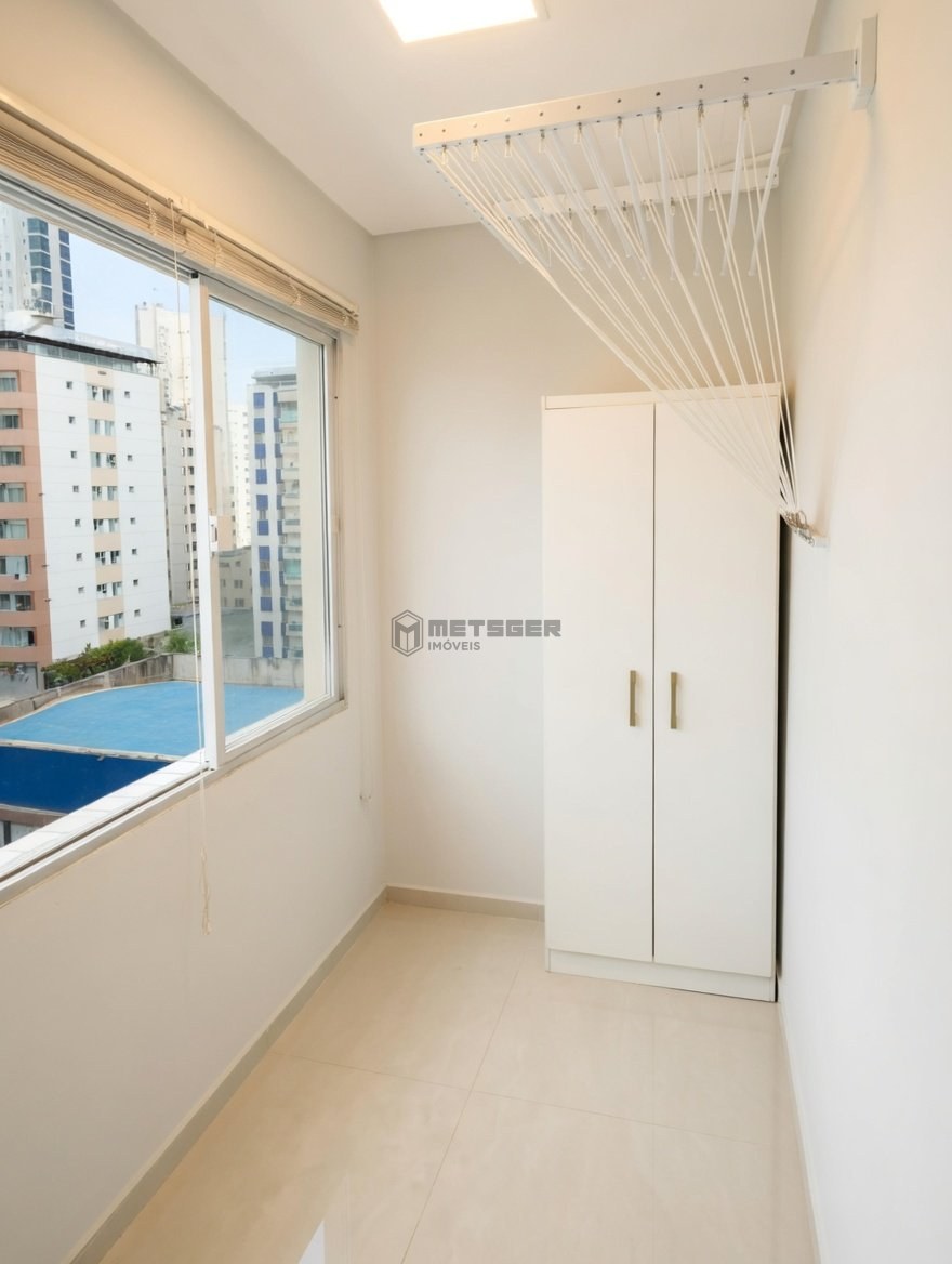 APARTAMENTO REFORMADO, MOBILIADO E A 200 M DA PRAIA CENTRAL DE BALNEÁRIO CAMBORIÚ