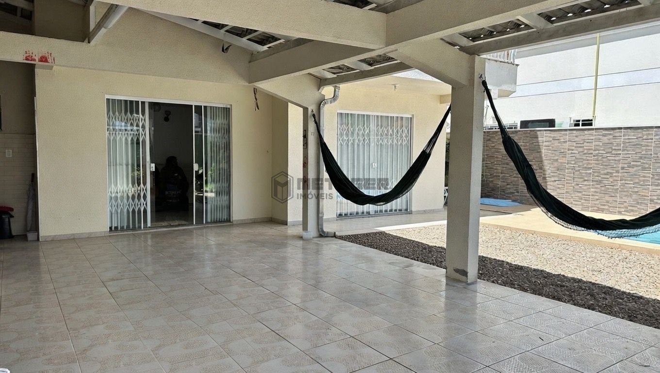 Casa com piscina e 4 suítes no centro de Balneário Camboriú