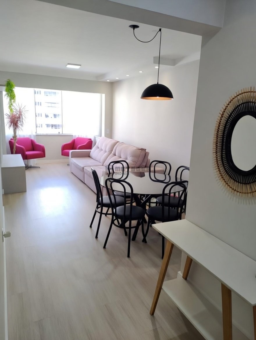 APARTAMENTO REFORMADO, MOBILIADO E A 200 M DA PRAIA CENTRAL DE BALNEÁRIO CAMBORIÚ