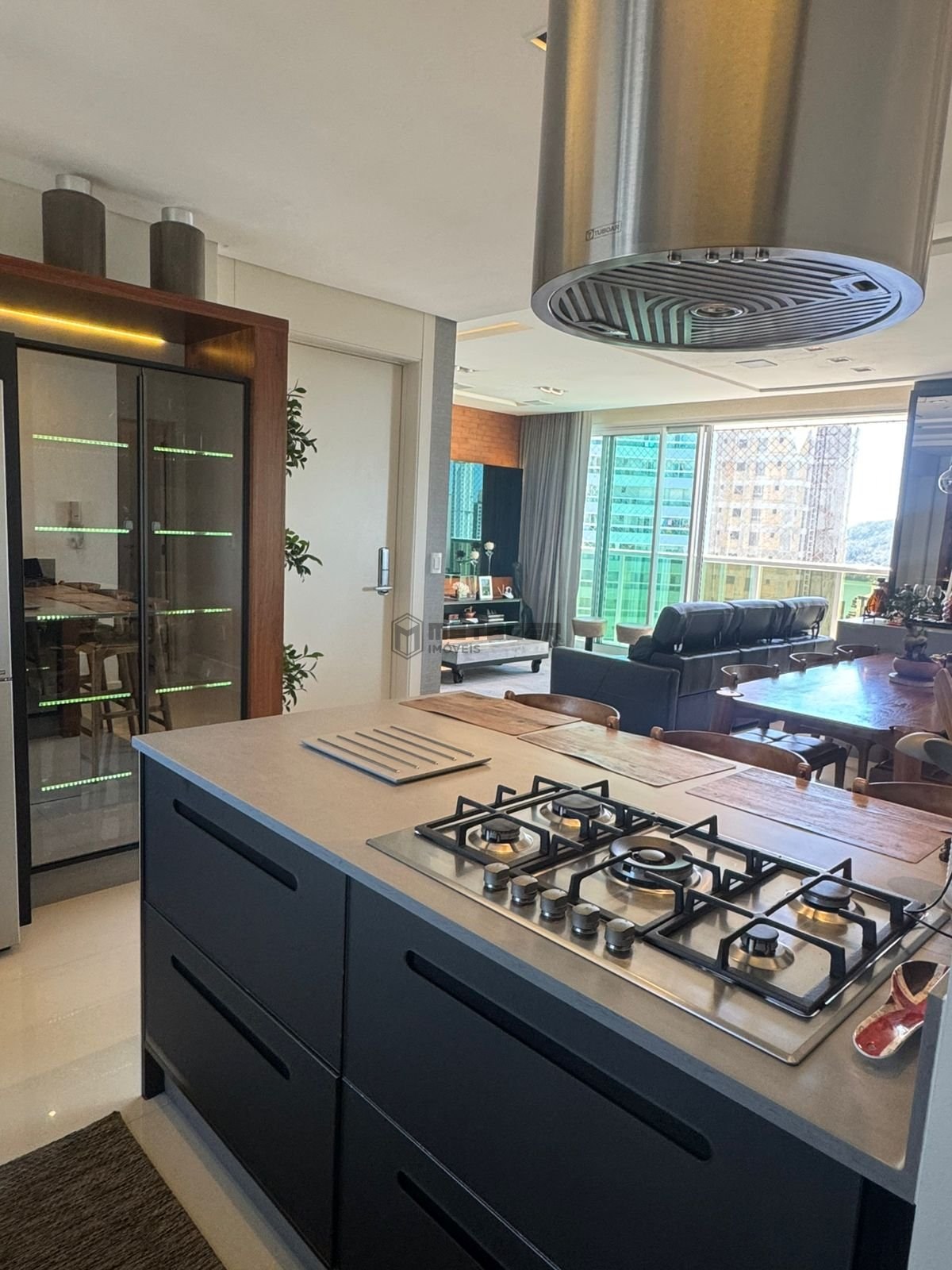 Apartamento Edif Ville Del Acqua em Balneário Camboriú com 3 suítes, 1 lavabo, 3 vagas e com vista para o mar.