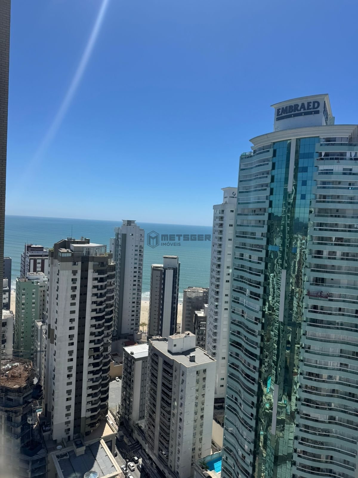 Apartamento Edif Ville Del Acqua em Balneário Camboriú com 3 suítes, 1 lavabo, 3 vagas e com vista para o mar.