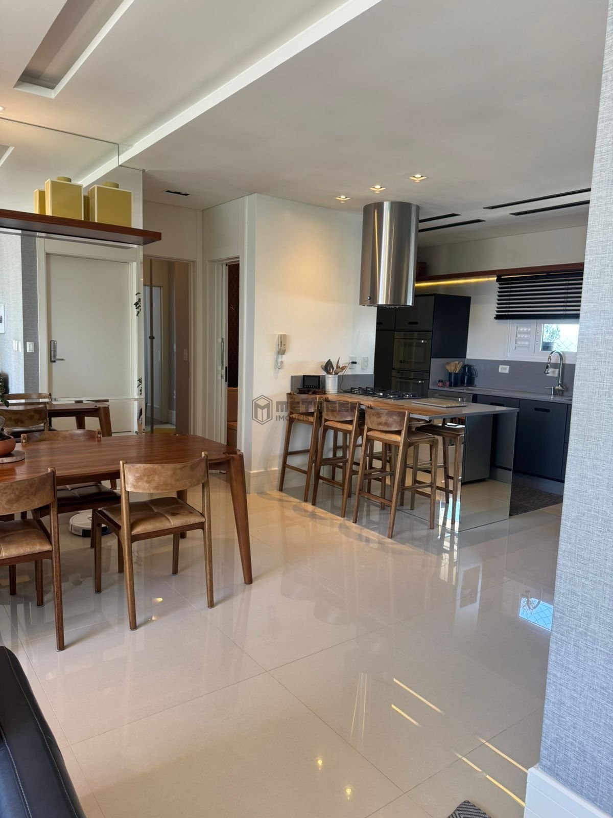 Apartamento Edif Ville Del Acqua em Balneário Camboriú com 3 suítes, 1 lavabo, 3 vagas e com vista para o mar.
