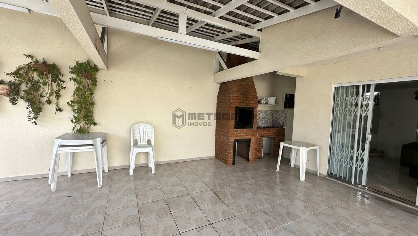 Casa com piscina e 4 suítes no centro de Balneário Camboriú