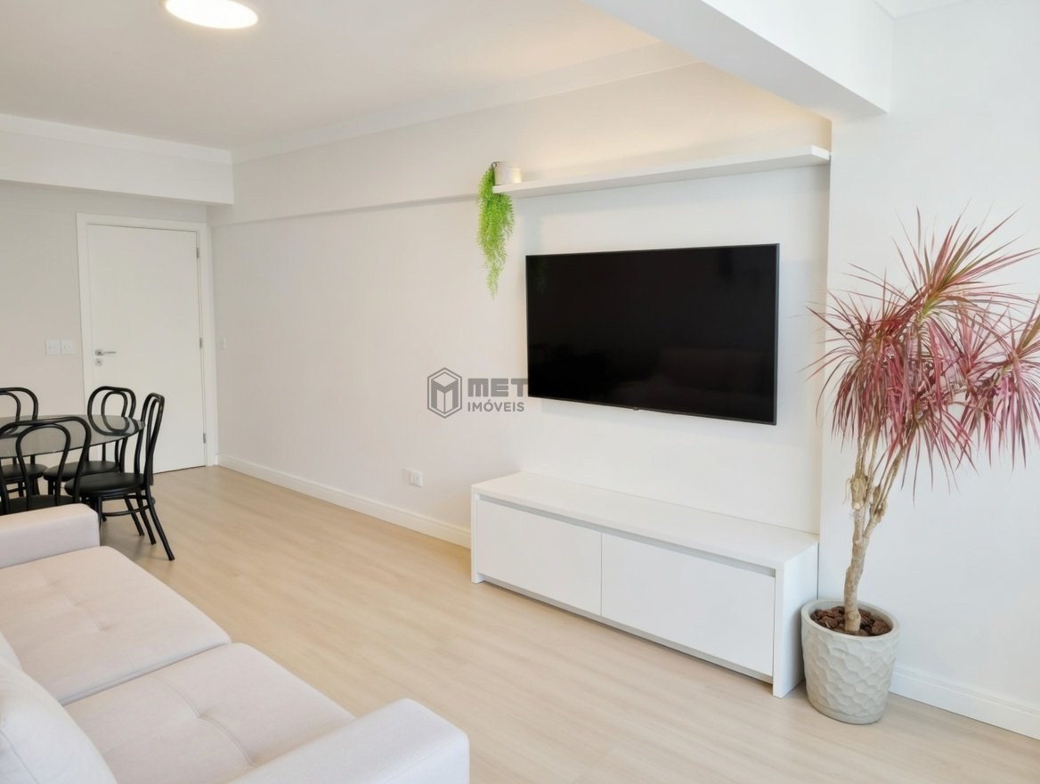 APARTAMENTO REFORMADO, MOBILIADO E A 200 M DA PRAIA CENTRAL DE BALNEÁRIO CAMBORIÚ
