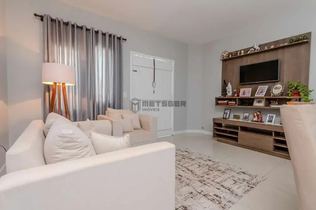 CASA AMPLA COM TERRENO ESPAÇOSO EM AREIAS – CONFORTO E ÓTIMA LOCALIZAÇÃO!
