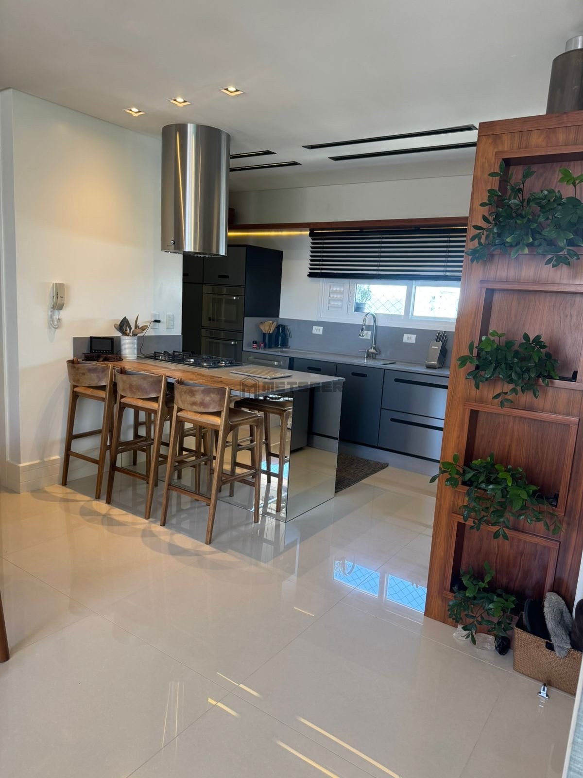 Apartamento Edif Ville Del Acqua em Balneário Camboriú com 3 suítes, 1 lavabo, 3 vagas e com vista para o mar.