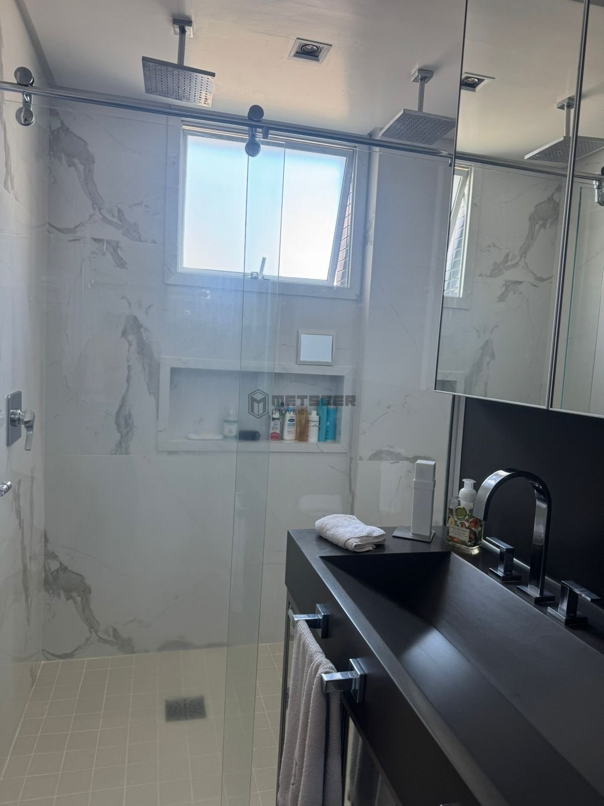 Apartamento Edif Ville Del Acqua em Balneário Camboriú com 3 suítes, 1 lavabo, 3 vagas e com vista para o mar.