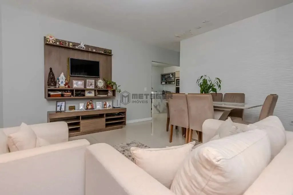 CASA AMPLA COM TERRENO ESPAÇOSO EM AREIAS – CONFORTO E ÓTIMA LOCALIZAÇÃO!