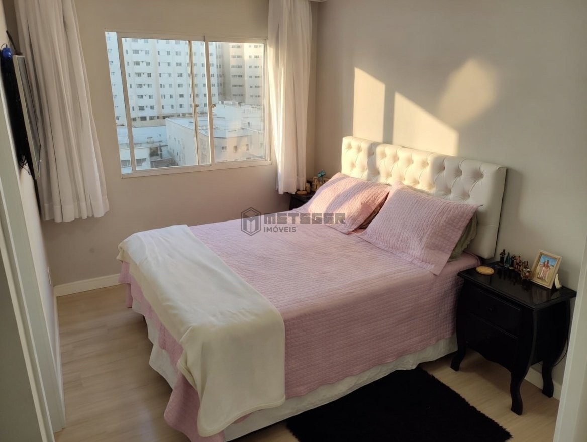 APARTAMENTO REFORMADO, MOBILIADO E A 200 M DA PRAIA CENTRAL DE BALNEÁRIO CAMBORIÚ