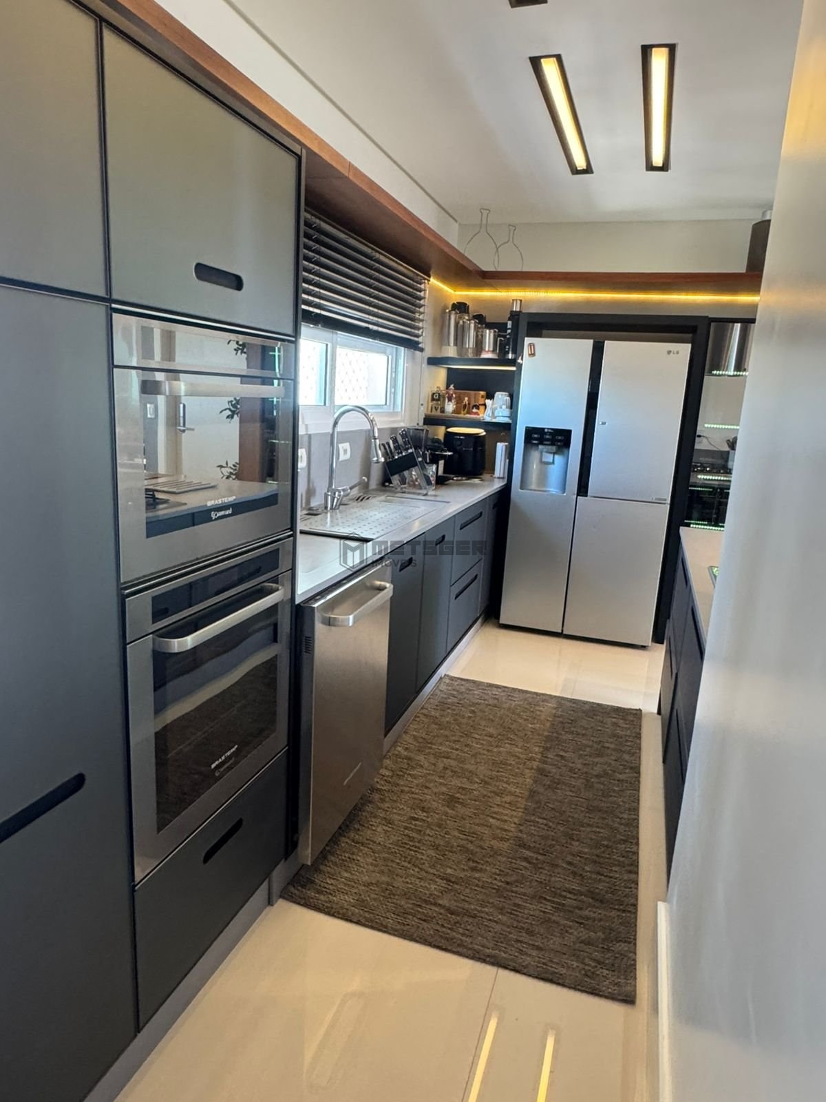 Apartamento Edif Ville Del Acqua em Balneário Camboriú com 3 suítes, 1 lavabo, 3 vagas e com vista para o mar.