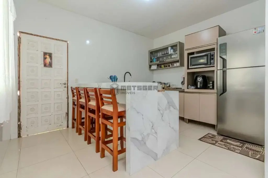 CASA AMPLA COM TERRENO ESPAÇOSO EM AREIAS – CONFORTO E ÓTIMA LOCALIZAÇÃO!