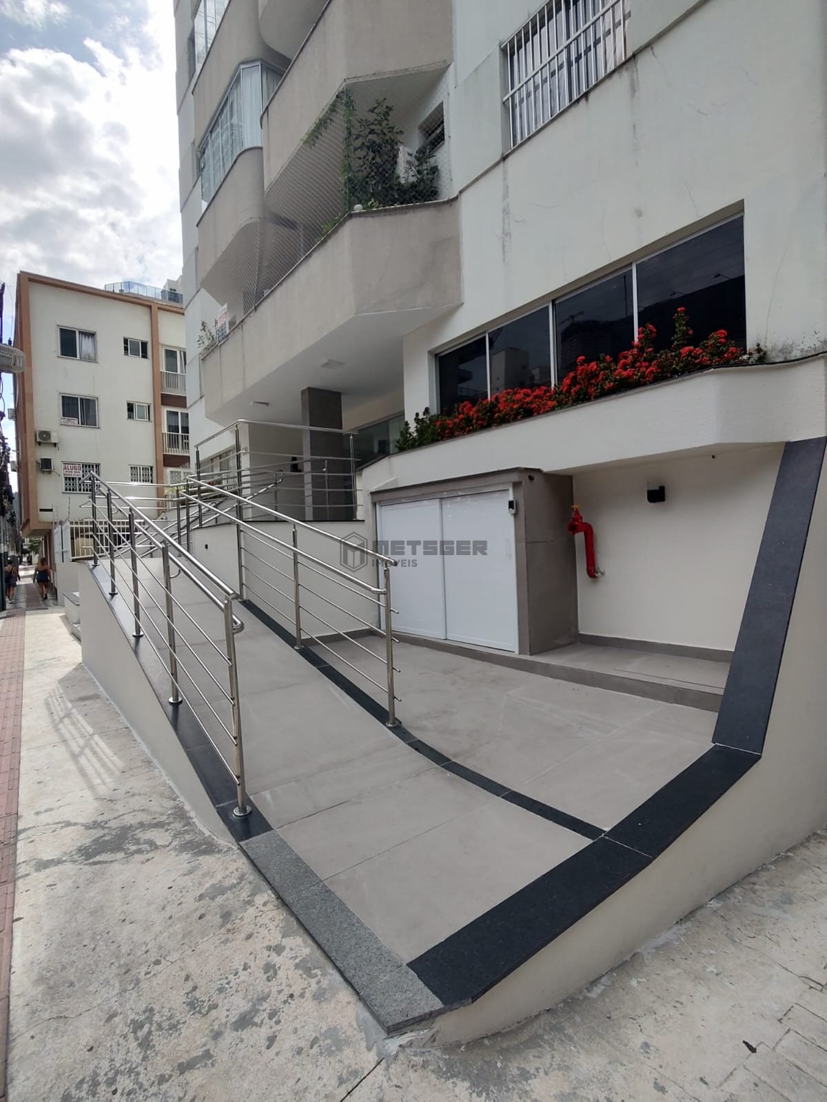 APARTAMENTO REFORMADO, MOBILIADO E A 200 M DA PRAIA CENTRAL DE BALNEÁRIO CAMBORIÚ