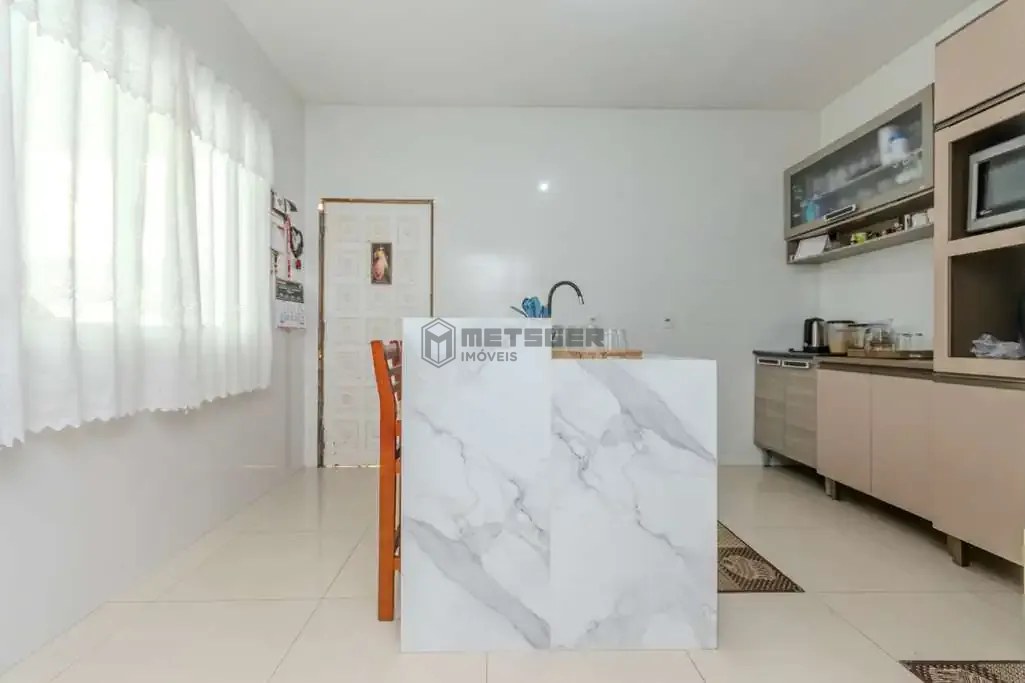 CASA AMPLA COM TERRENO ESPAÇOSO EM AREIAS – CONFORTO E ÓTIMA LOCALIZAÇÃO!