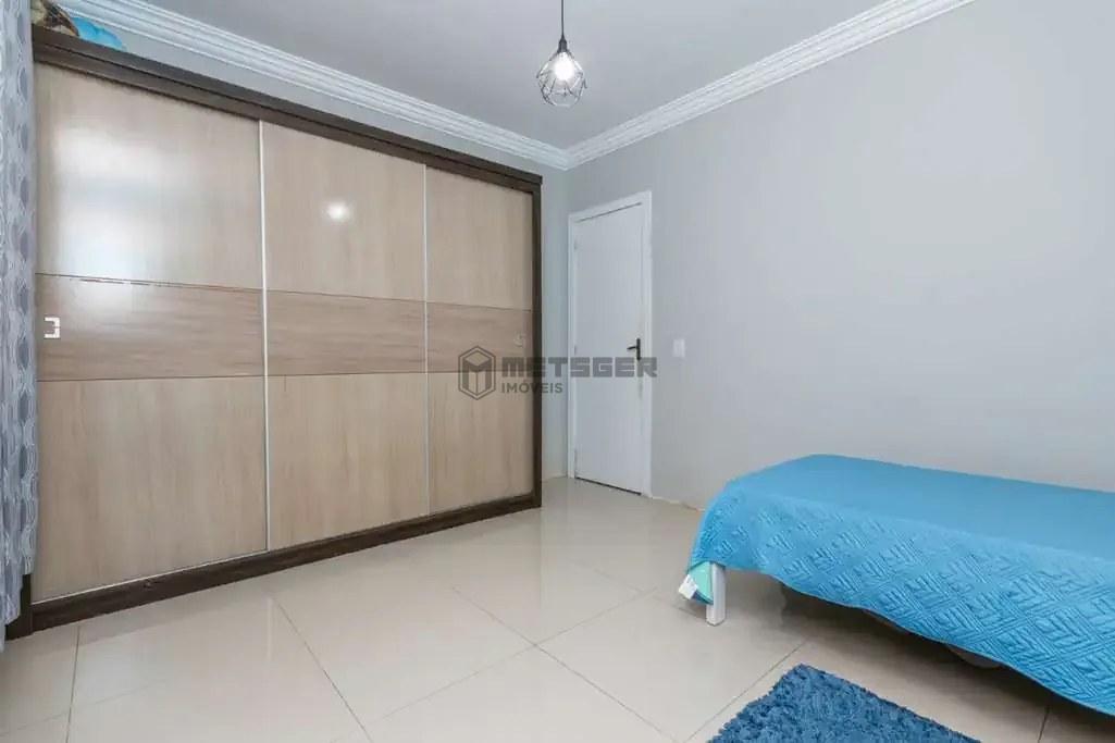 CASA AMPLA COM TERRENO ESPAÇOSO EM AREIAS – CONFORTO E ÓTIMA LOCALIZAÇÃO!