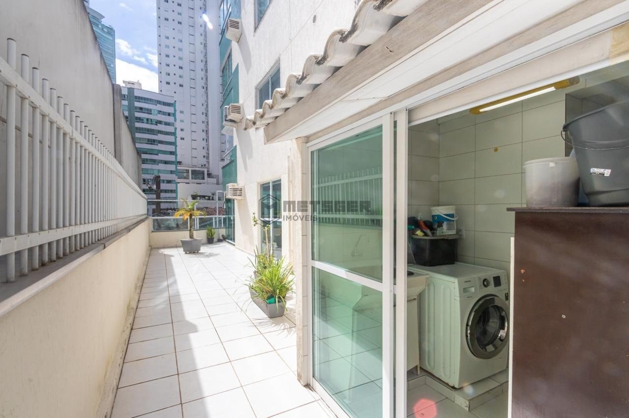 Apartamento Edif Ilma , Balneário Camboriú 2 suítes , 1 lavabo, 2 vagas de garagem, uma e uma excelente área externa.