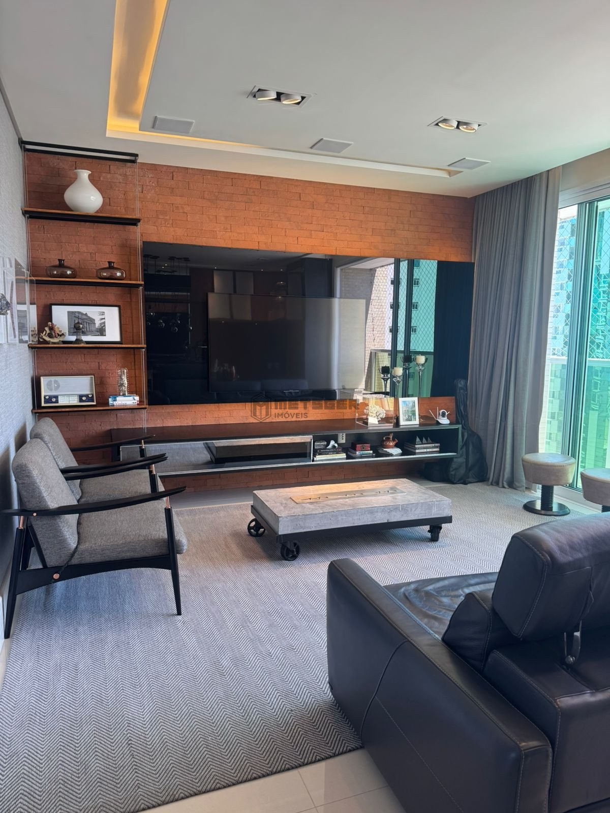 Apartamento Edif Ville Del Acqua em Balneário Camboriú com 3 suítes, 1 lavabo, 3 vagas e com vista para o mar.