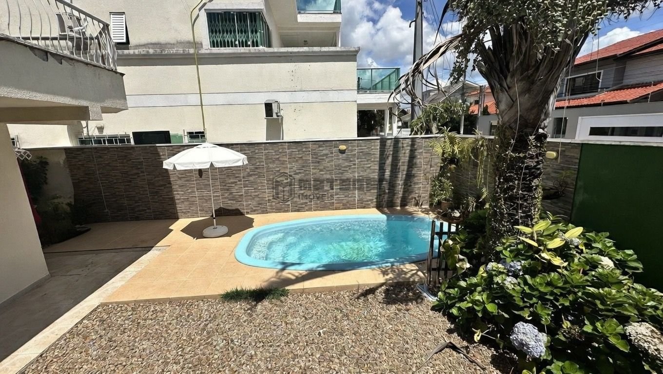 Casa com piscina e 4 suítes no centro de Balneário Camboriú